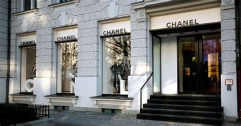 chanel fondation buys villa|Chanel Buys Building on Avenue Montaigne in Paris.